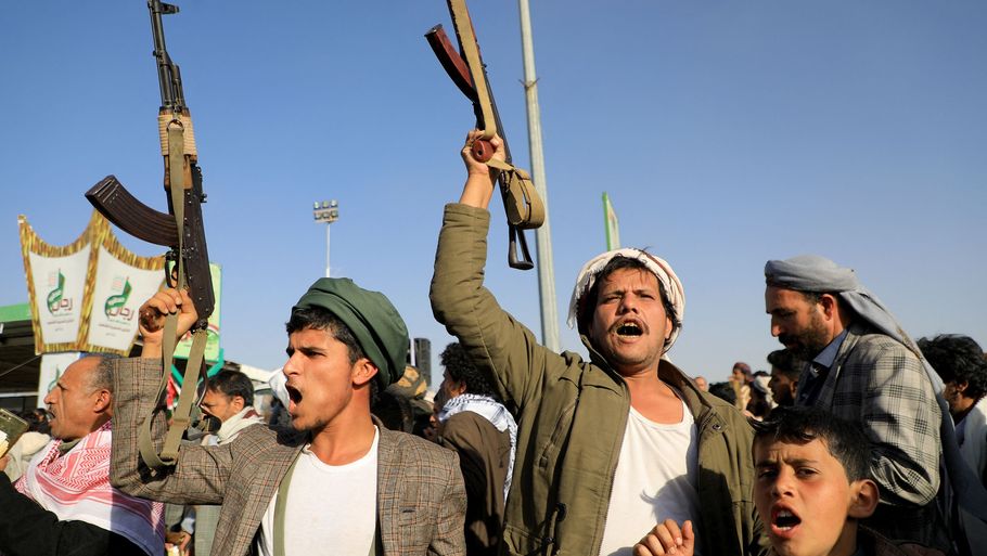 Medlemmer af Houthi-bevægelsen gik på gaden efter fredagens amerikansk-britiske angreb i Yemen. Lørdag er der meldinger om nyt amerikansk angreb mod bevægelsen. Foto: Mohammed Huwais/Ritzau Scanpix