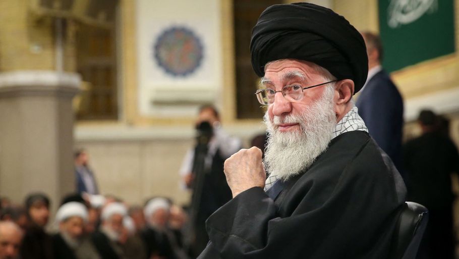 Irans øverste leder, Ayatollah Ali Khamenei, har varslet bål og brand mod Israel. Foto: Ritzau Scanpix