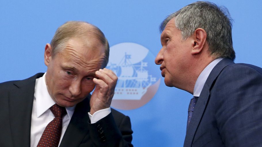 Vladimir Putin og Rosneft-direktør Igor Sechin har optrådt sammen utallige gange og beskrives som værende tætte venner. Foto: Sergei Karpukhin/Ritzau Scanpix
