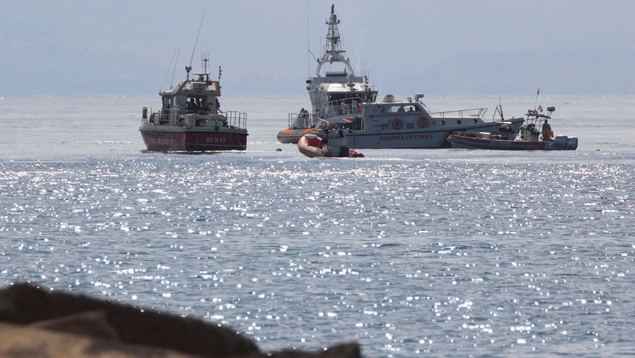 Det er lykkedes den italienske kystvagt at samle 15 op af havet i live. Foto: Igor Petyx/Reuters