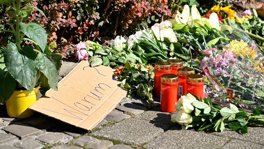 Flere borgere har lagt blomster i byen Solingen, hvor flere blev dræbt lørdag aften i et brutalt knivangreb. Foto: ROBERTO PFEIL/Ritzau Scanpix