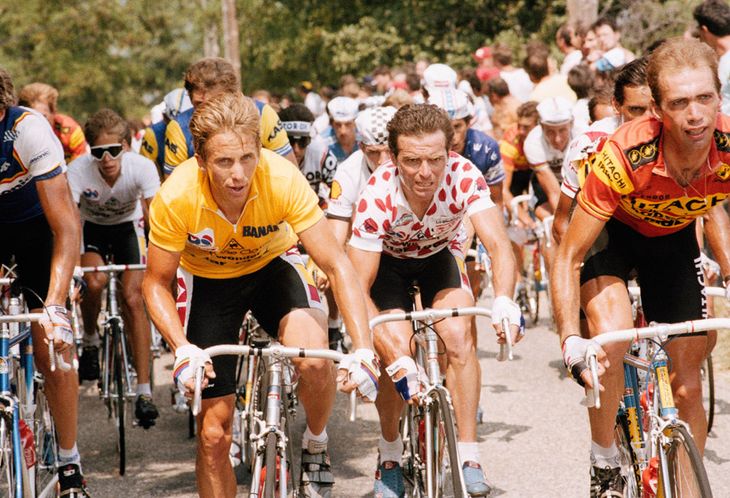 Bernard Hinault efter Greg LeMond på 19. etape i 1986, hvor LeMond endte som samlet vinder af løbet. (Foto: AP)