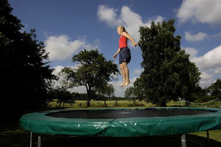 Det gælder eksempelvis om at stormsikre ungernes trampolin, fortæller DMI. Foto: Peter Hove Olesen
