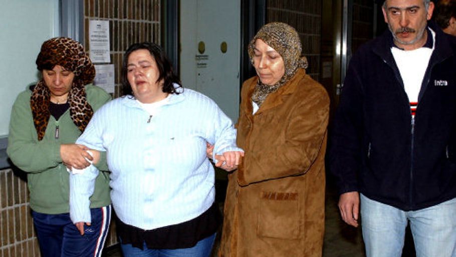 Dennis Özgür Uzuns forældre, Gülcen og Ali, tog fredag aften afsked med deres dræbte søn på Retsmedicinsk Institut. (Foto: Ünsal Turan)