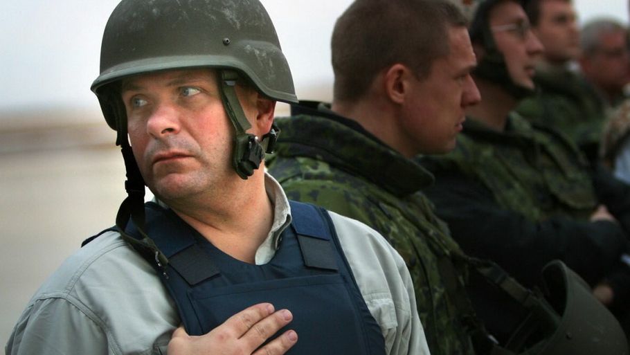 Daværende forsvarsminister Søren Gade under besøg i Irak. Foto: HOK.