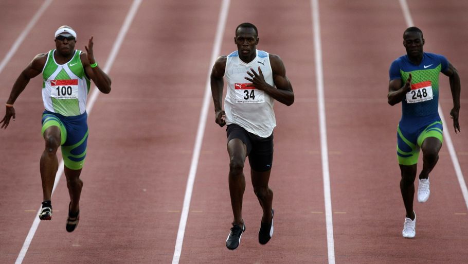 Julien Dunkley (t.v.) i kamp med bl.a. OL-favoritten Usain Bolt (i midten) ved de jamaicanske mesterskaber 28. juni. (Foto: AP)