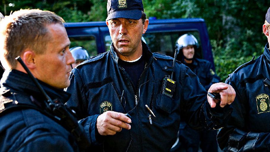 Her ses Jens Espensen i midten, mens han stadig var leder af nærpolitiet i Gellerup. Foto: Claus Bonnerup