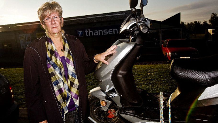 Ulla Nielsen er utilfreds med T. Hansen, der ikke vil give hende penge retur for hendes søns knallert, selv om den bliver ved med at gå i stykker. (Foto: Andreas Szlavik)