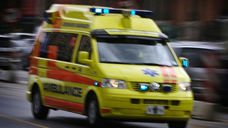 Ambulance og lægeambulance rykkede til Hovedbanegården efter at mand faldt under tissetur. (Arkivfoto: Jens Dresling)