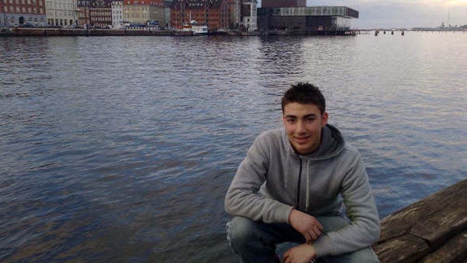 Deniz Uzun blev 16 år. En dag, han delte aviser ud i Polensgade på Amager, blev han helt umotiveret banket af tre voldsmænd. Et af slagene - i hovedet med en kølle - slog ham ihjel. (Foto: Turan Ünsal)