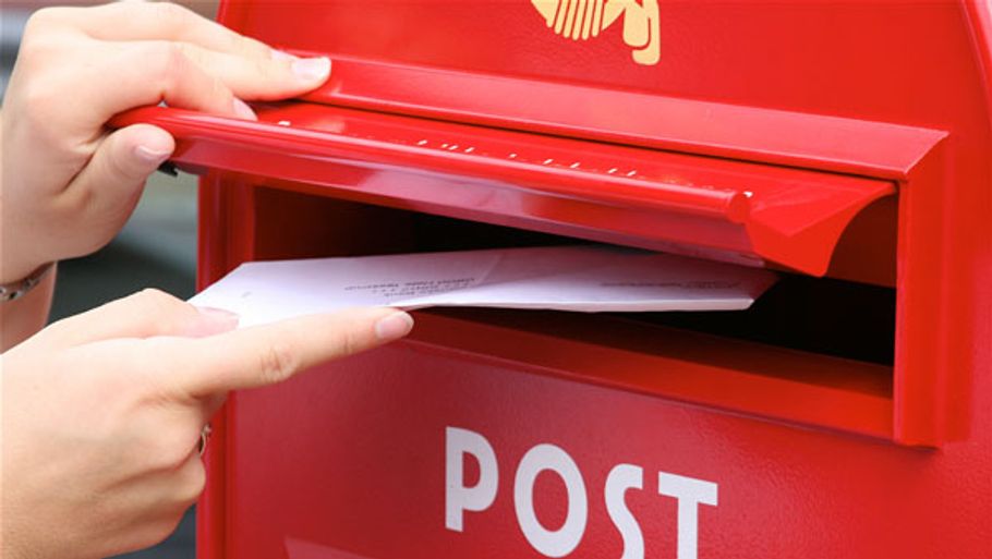 Prisen for at sende store breve stiger pr. 1. august. Flere læsere - der har 'Reklamer nej tak'-skilt på dør eller postkasse - føler sig ikke ordentligt informeret. (Foto: Colourbox)