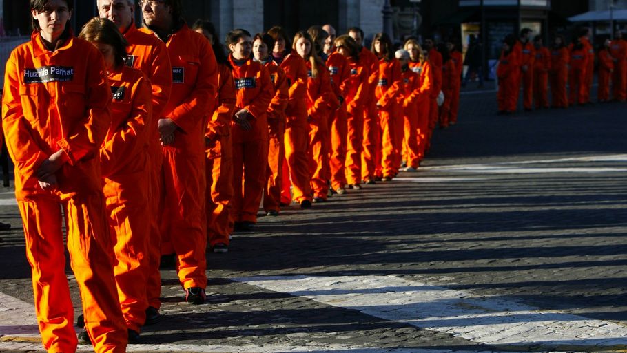 Barack Obama har sat sin underskrift på, at Guantánamo-lejren  skal lukkes. Men blækket var knapt tørt, før de første problemer meldte sig. (Arkivfoto: AP)
