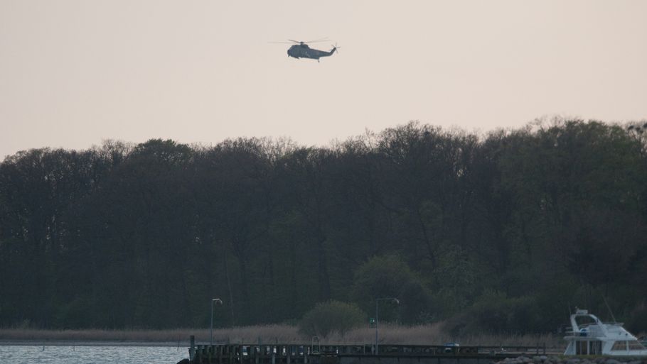 To redningshelikoptere var i luften siden 15.55 i dag, inden den 16-årige pige blev fundet i god behold i Lillebælt. (Foto: Nicolai Brix)
