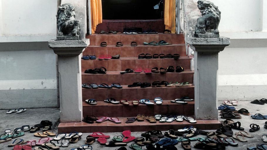 Gå aldrig ind i et hus eller en forretning med sko på. For slet ikke at tale om templer eller hellige steder. (Foto:AP)