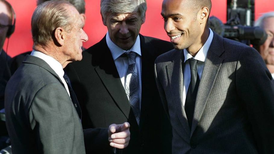 Thierry Henry (th.) og Arsene Wenger sammen med Prins Phillip (tv.), da klubbens nye stadion, Emirates Stadium, blev åbnet i 2006. (Foto: AP/Alastair Grant)