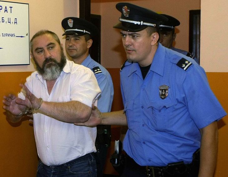 Damir Dokic bliver ført til retten i Beograd efter at have truet den australske ambassadør i Serbien. Han fik 15 måneder i skyggen - også for ulovlig våbenbesiddelse. Foto: AP