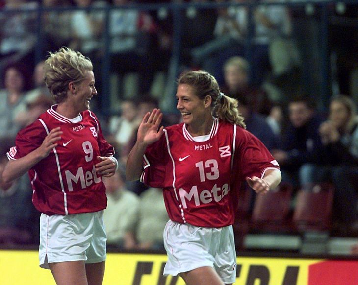 Janne Kolling og Gitte Madsen jubler efter en af mange scoringer. Her ved VM i 1997. En turnering, det danske drømmehold selvfølgelig vandt. (Foto: Kim Agersten)