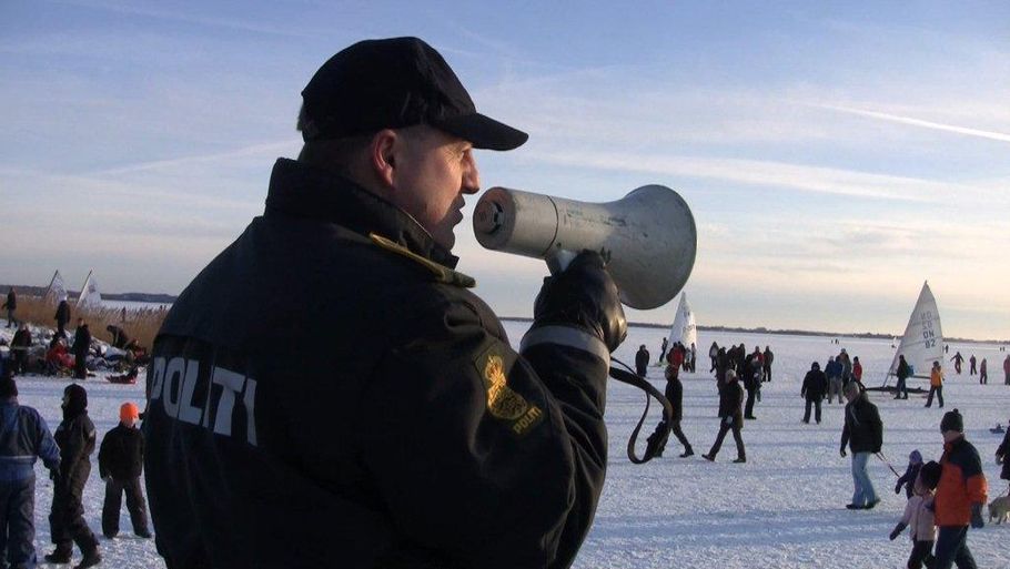 Politiet måtte ikke selv gå ud på isen, så de brugte en megafon. (Foto: Local Eyes)