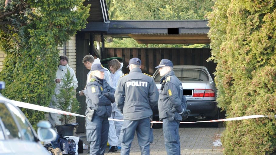 Politi og teknikere samlede i morges ved det gamle ægtepars villa i Ishøj, hvor tragedien har udspillet sig. (Foto: Kenneth Meyer)