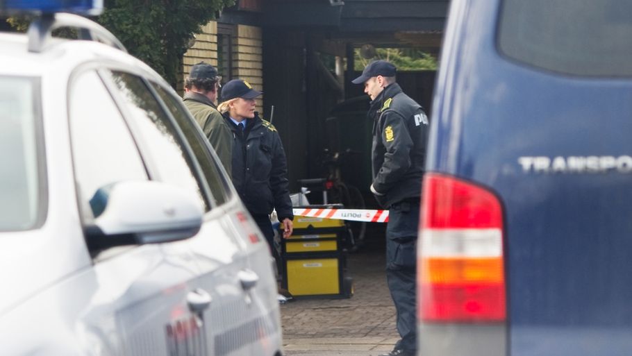 Steen Lund Johansen (med ryggen til) sammnen med politifolk foran forældrenes hus i Ishøj i går, søndag. (Foto:Kenneth Meyer)