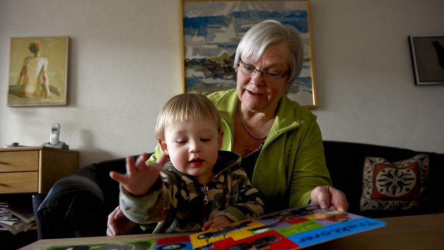 Gunhild Warming, der her ses med barnebarnet Andreas, er bl.a. aktiv i foreningen for forældre, der har mistet et barn. (Foto: Claus Bonnerup)