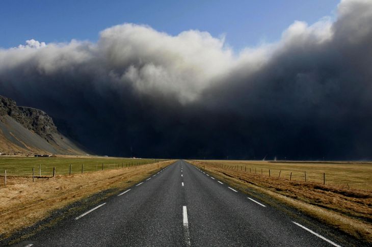 Askeskyen fra vulkanen Eyjafjallajökull, der i 2010 lammede flytrafikken i hele Nordeuropa. Går Katla i udbrud kan det samme scenarie udspille sig igen. Foto: AP/Brynjar Gauti