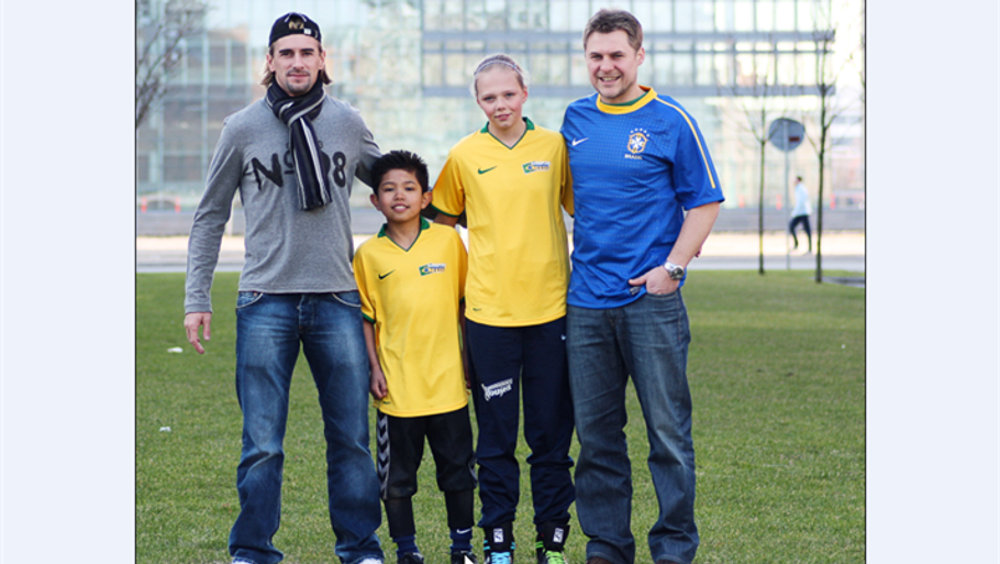 Cesar Santin er ambassadør for skolen, der skal lære danske børn at 'spille brasiliansk'. Her ses FCK-profilen med den herboende brasilianske træner Aroldo Strack og af den brasilianske fodboldskoles første tilmeldte, nemlig Benjamin fra Sigerslevøster og Caroline fra Hillerød