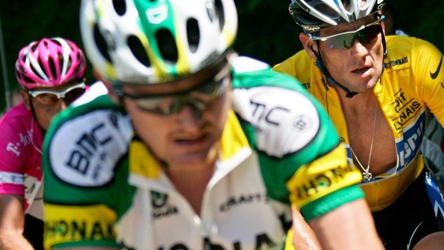 Floyd Landis arbejdede i årevis stenhårdt med den syvdobbelte Tour de France-vinder Lance Armstrong i sit baghjul. I 2006 vandt han selv Touren, da Armstrong var stoppet - men blev siden afsløret i testosteron-misbrug. (Foto: AP)