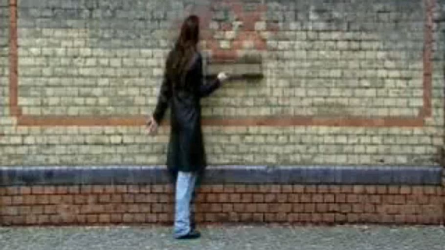 Amerikaneren Erika Eiffel har også et varmt forhold til resterne af Berlinmuren. (Screenshot fra dokumentarfilmen 'Married to the Eiffel Tower')
