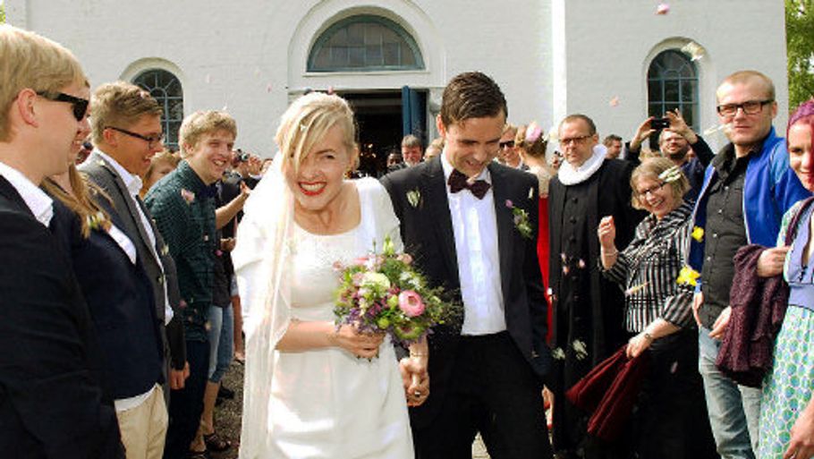 Brudgom Simon Kvamm og bruden Stine Ellerbæk forlader Ørby Kirke på Samsø for at feste hele pinsen. (Foto: Mogens Laier)