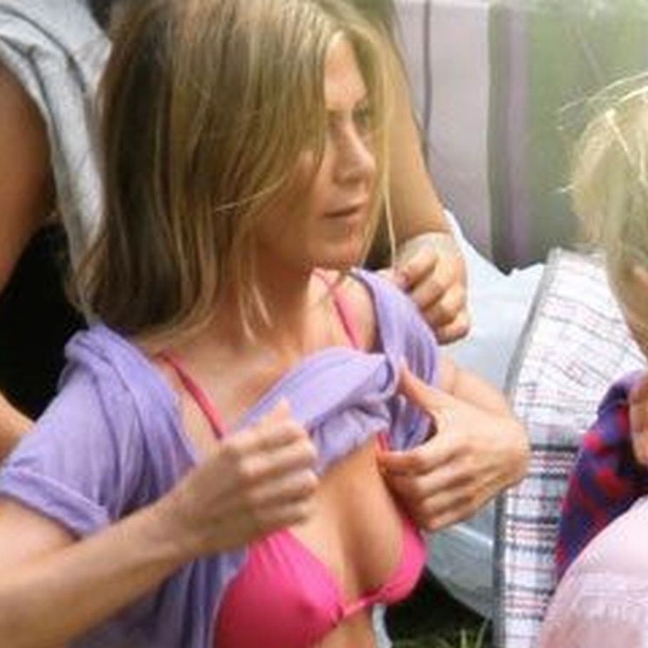 Jennifer Aniston viser bryster i bikini