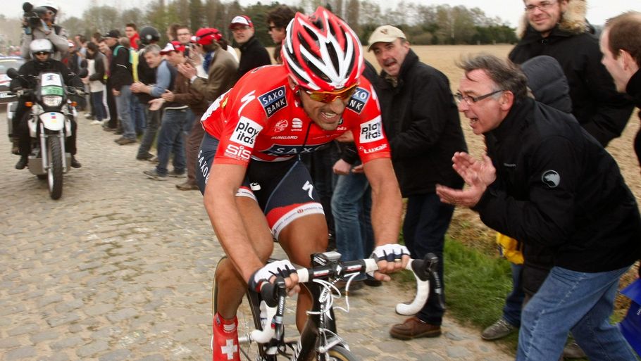 Fabian Cancellara på vej mod sejren i Paris-Roubaix 2010. Siden er han gentagne gange beskyldt for mekanisk doping i dette og andre løb. Han nægter alt. Foto: AP.