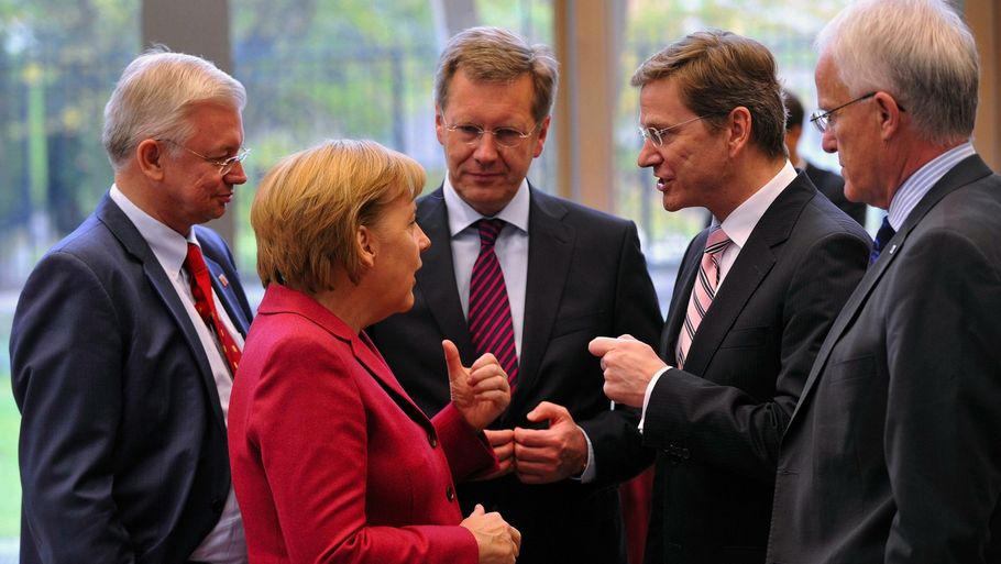 Den tyske udenrigsminister, Guido Westerwelle, (i midten) vil have ændret EU's grundlov. (Foto: AP)