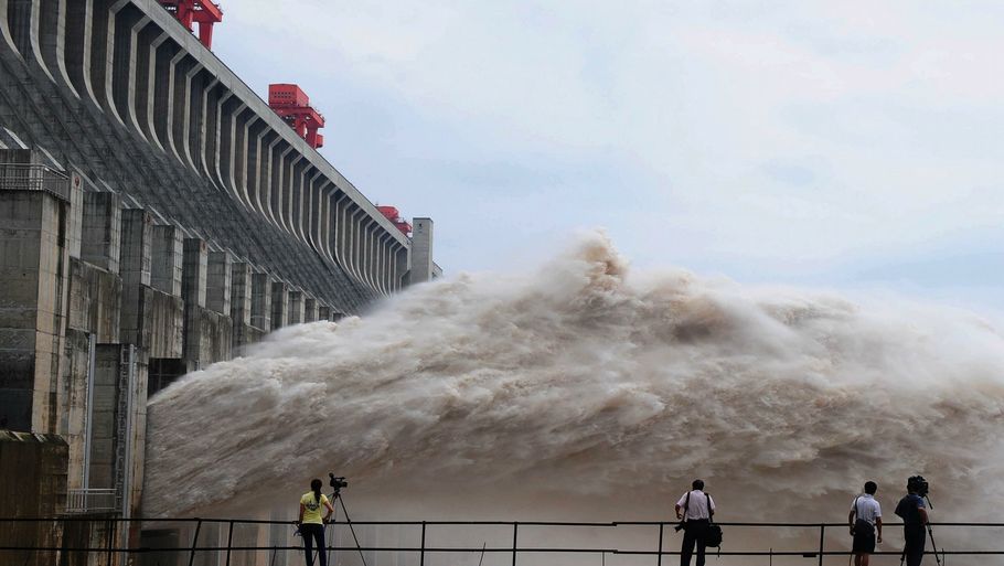 Journalister tager billeder, mens vandet fra floderne sendes ud gennem dæmningen 'De Tre Kløfter' i Yichang, i provinsen Hubei. (Foto: AP)