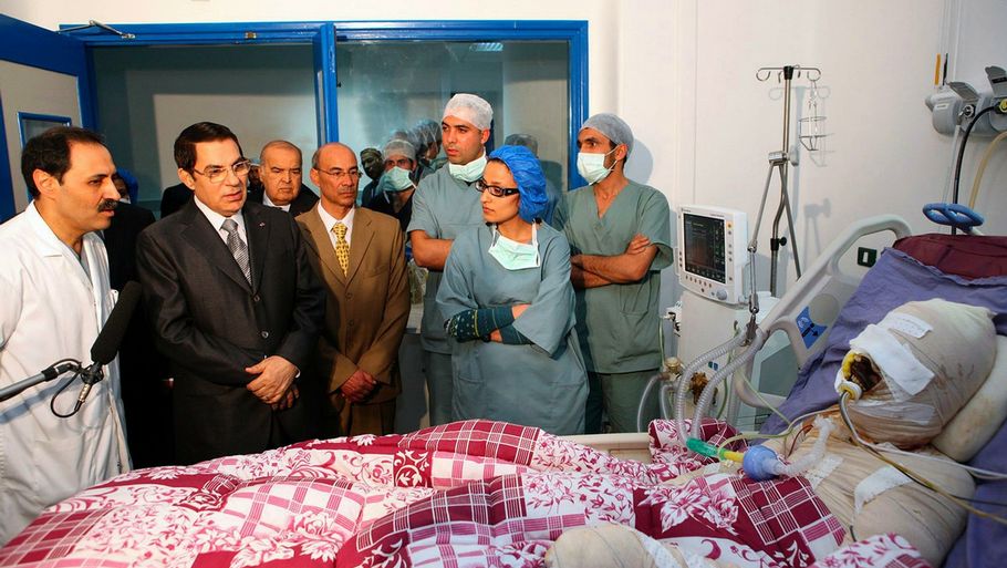 Præsident Ben Ali besøgte Bouazizi på hospitalet i et PR-forsøg på at dæmpe uroen, som den unge mand havde startet. (AP Photo/Tunisian Presidency)