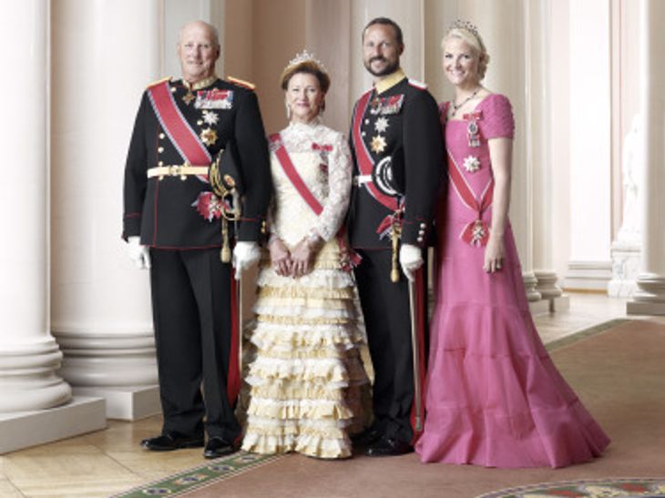 Kong Harald og dronning Sonja lader sig stolt fotografere med kronprinsparret Haakon og Mette-Marit. Foto: Norsk kongehus