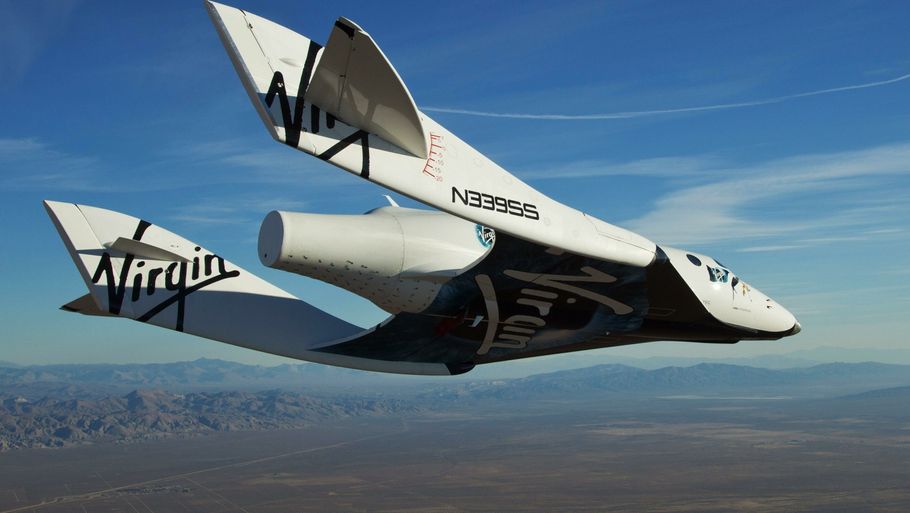 Her er det Virgin Galactics SpaceShipTwo eller VSS Enterprise på sin første testflyvning, der i øvrigt forløb vellykket. Den blev løsnet fra moderskivet WhiteKnight2 eller VMS Eve i oktober 2010. (Foto: AP)