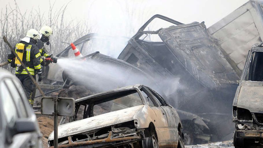 Mange biler bræød i brand og folk kunne ikke slippe ud af de samsdrede vogne. (Foto: dpa)