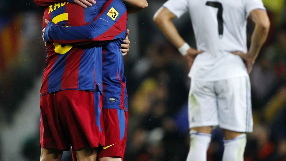 Xavi og Messi fra FC Barcelona skal kæmpe med Real Madrids Ronaldo om titel som årets spiller. (Foto: AP/Andres Kudacki)