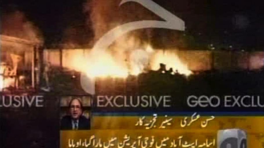 Et foto fra Geo TV viser flammer ved huset, hvor Osama bin Laden blev dræbt i Abbatabad, Pakistan. (Foto: AP)