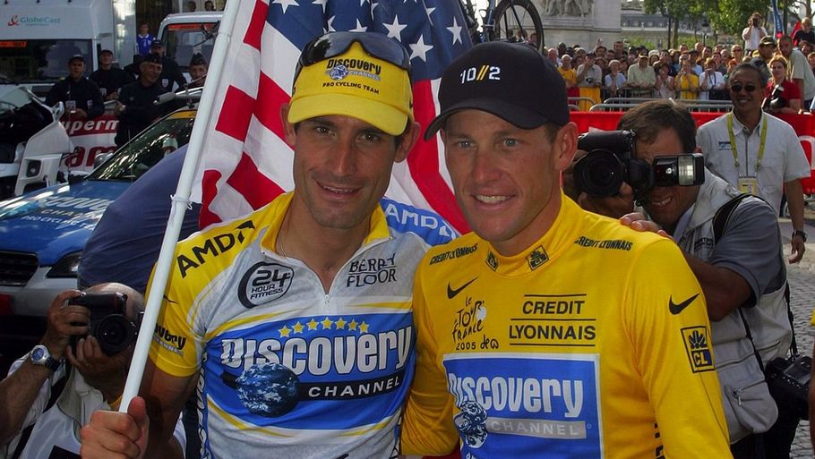 Hincapie og Armstrong i Paris efter sejr nummer syv i 2005. (Foto: AP)