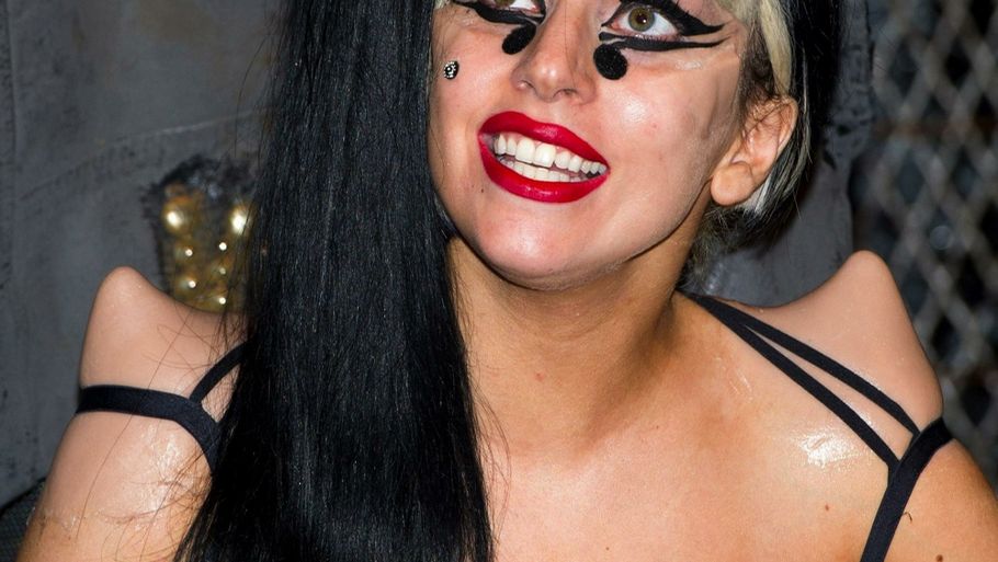 Laday Gaga blev tegnet nøgen, da hun alligevel poserede for den verdensberømte fotograf Annie Leibovitz til forsiden af magasinet Vanity Fair. (Foto: AP)