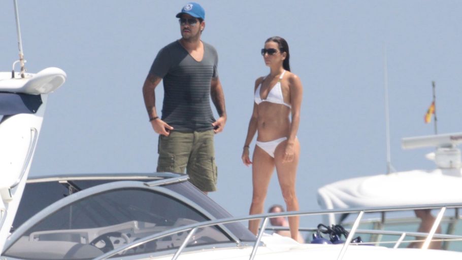 Eva Longoria viser sin smukke krop frem i sexet hvid bikini, mens hendes kæreste Eduardo er mere afslappet klædt på.(Foto: All Over Press)