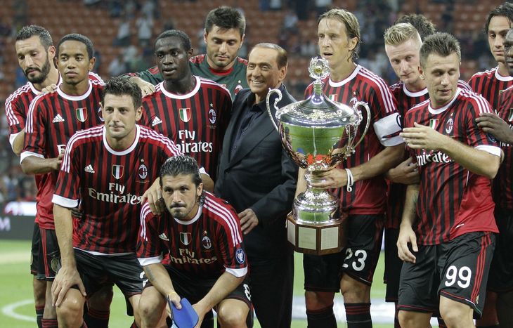 Silvio berlusconi ses her med AC Milan-spillere, da de i 2011 vandt trofæet, der er opkaldt efter ham selv. En årlig kamp mod rivalerne fra Torino, Juventus. Foto: Luca Bruno/AP