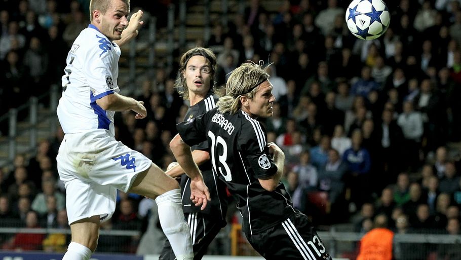 Her header Sölvi Ottesen FCK i front mod Rosenborg - en scoring der sikrede klubben en plads i Champions League-gruppespillet og en del millioner. Nu scorer han selv kassen (Foto: Lars Krabbe)