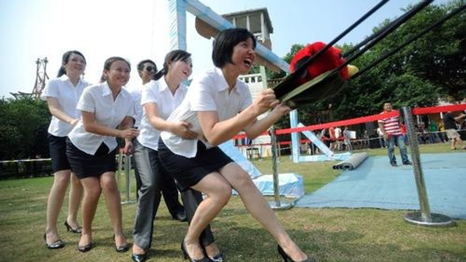 Unge kvinder fyrer fugle af. (Foto: Chinanews.com)