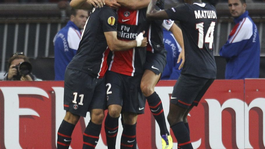Der er fortjent krammetur til Mathieu Bodmer. Han har lige scoret et drøn af et mål. (Foto: AP)