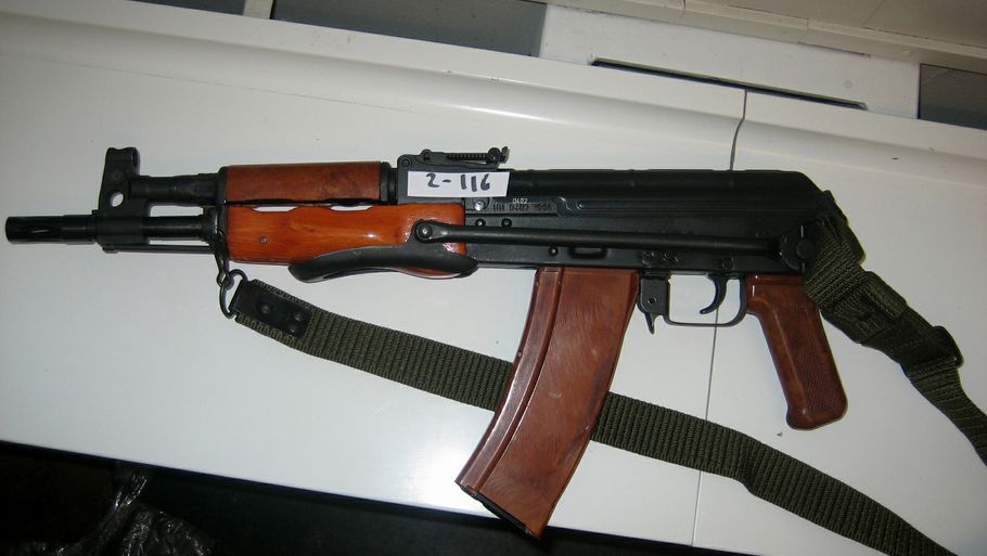 Det var våben som dette,  to af de tiltalte fik overdraget på Hareskov Station. (Foto: Politifoto)