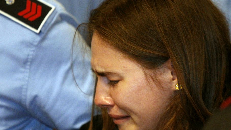 Amanda Knox, 24, overmandes af følelser, da hun bliver frikendt for sexdrab på britiske Meredith Kercher. (Foto: AP)