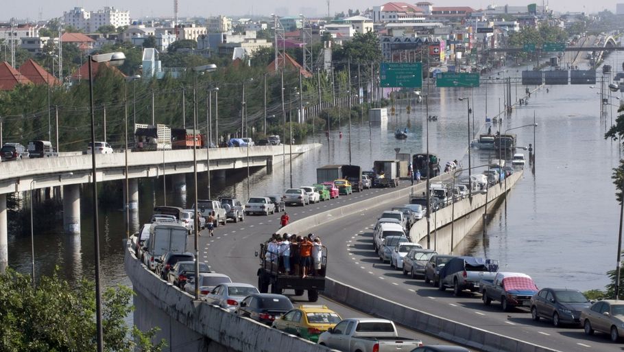 Oversvømmelsernes omfang er uoverskuelige, og vandstanden i det centrale Bangkok risikerer at stige med 1,5 meter. (Foto: AP)